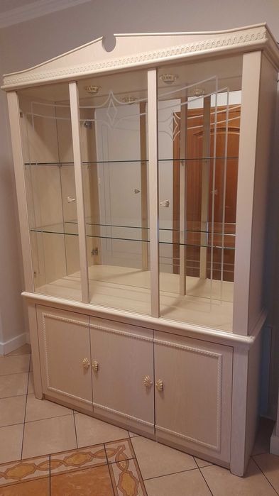 Kredens z lustrzana tylna sciana