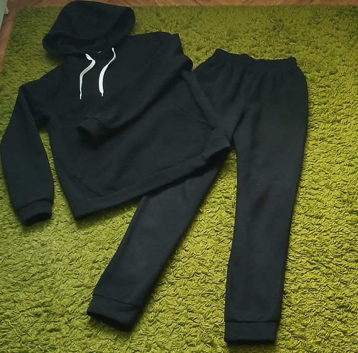 Спортивний тёплый, зимний чёрный костюм.