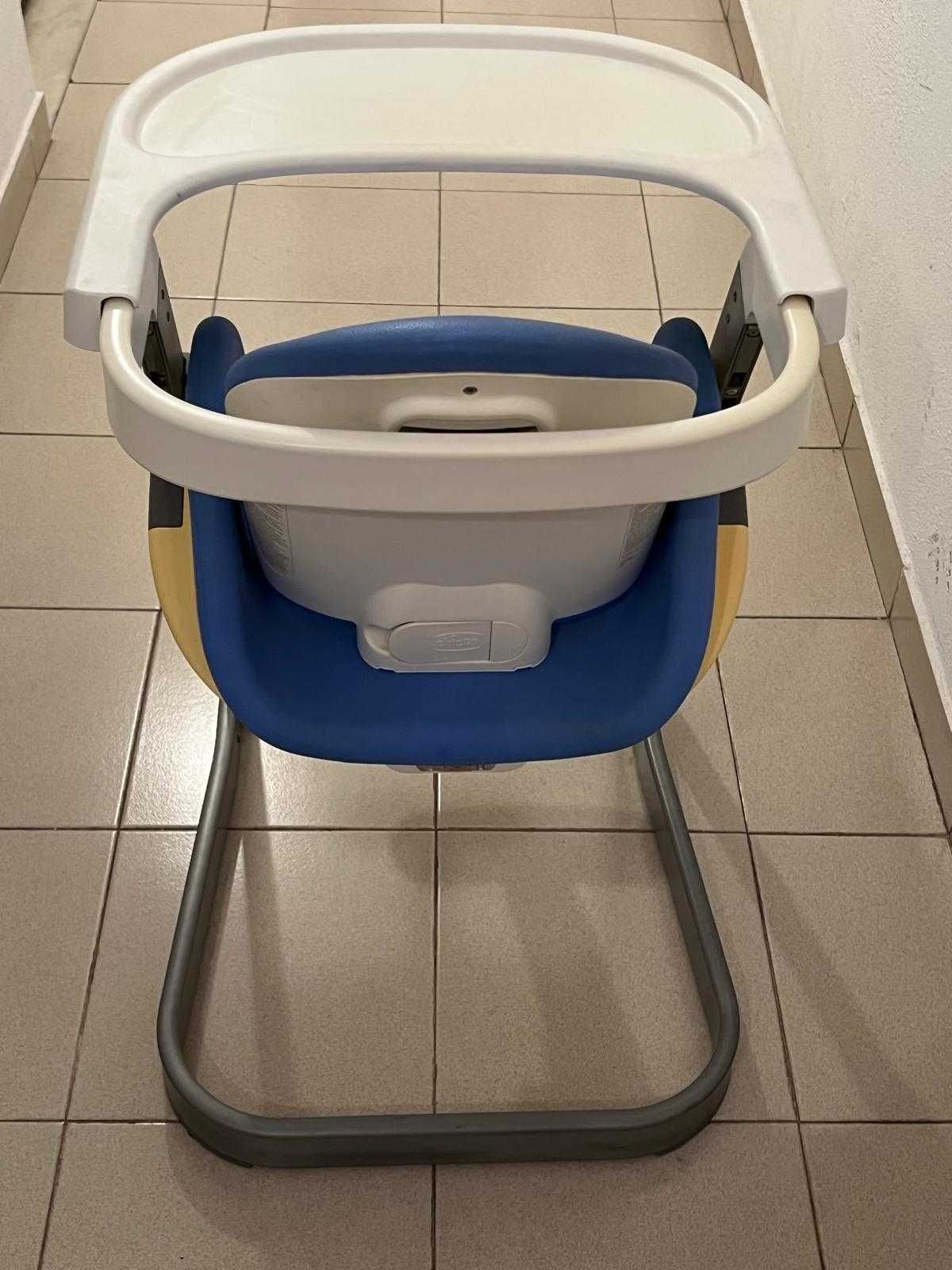 cadeira chicco azul com suporte para pés e bandeja para refeição