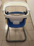 cadeira chicco azul com suporte para pés e bandeja para refeição