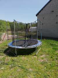 Trampolina ogrodowa.