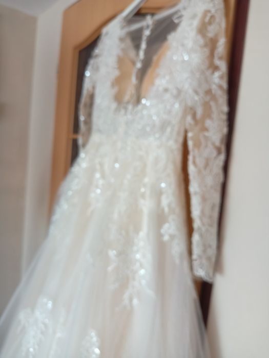 Przepiękna suknia ślubna  roz. M/176 z trenem, + welon  długi i krótki