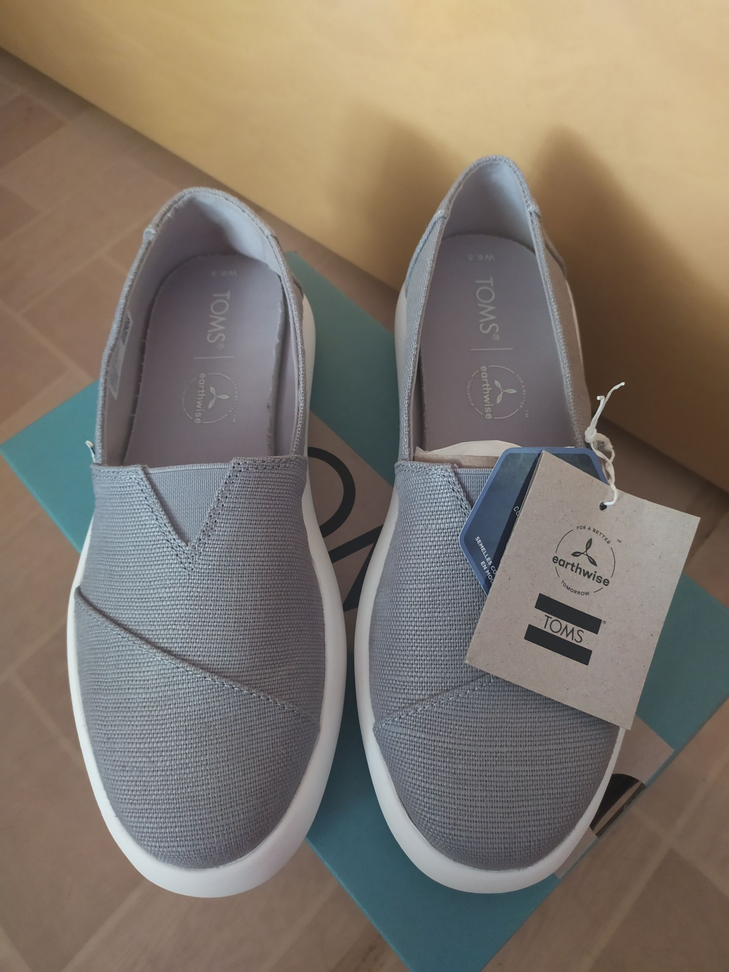 Нове жіноче взуття TOMS