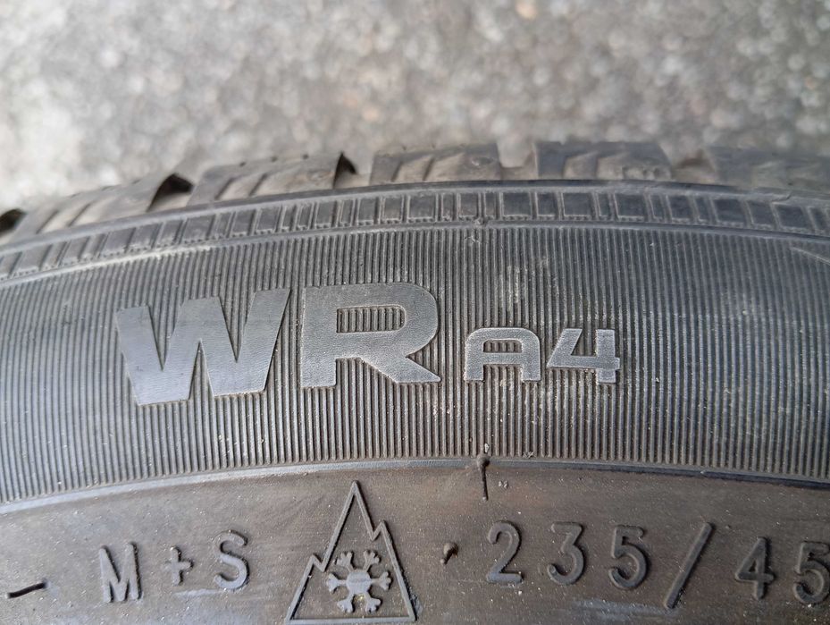Комплект зимней резины Nokian WR A4 235/45 R18 на допал