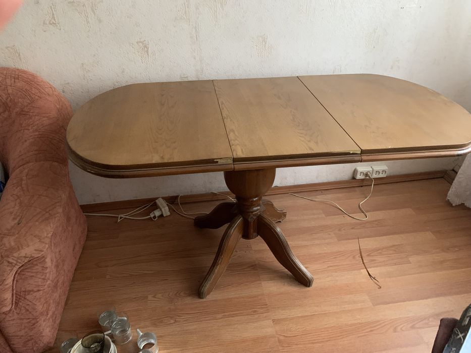 Стіл з натурального дерева