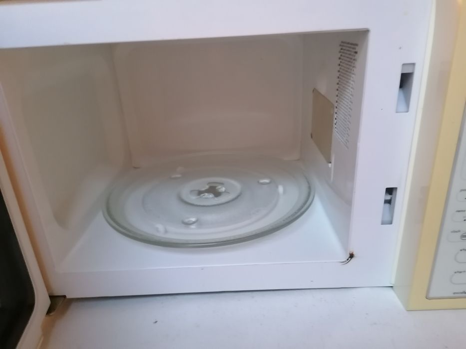 Microondas marca Flama: 30 cm alt. x 45 cm larg. x 30 cm prof.