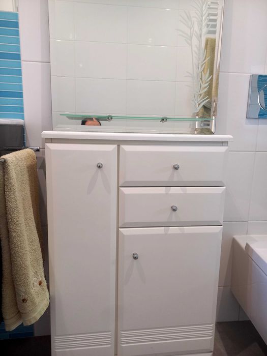 Movel de casa de banho vendo  com espelho incluído em boas condições.