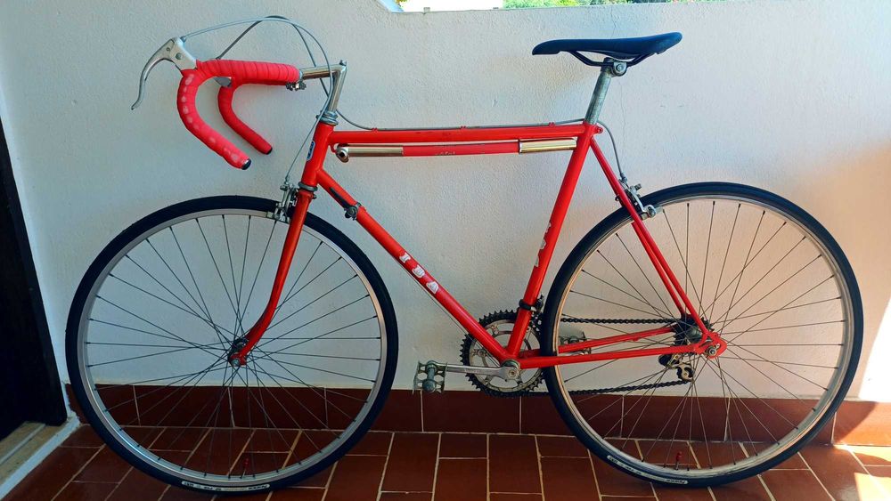 Bicicleta clássica de estrada IBA em bom estado