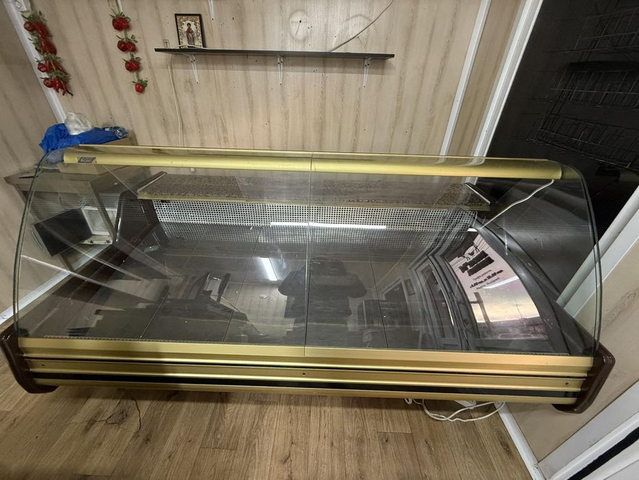 Продам 2 одинакові холодильні вітрини,2.2