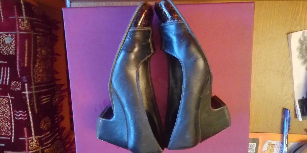Продам женские кожаные туфли с лаковыми носками,37р.