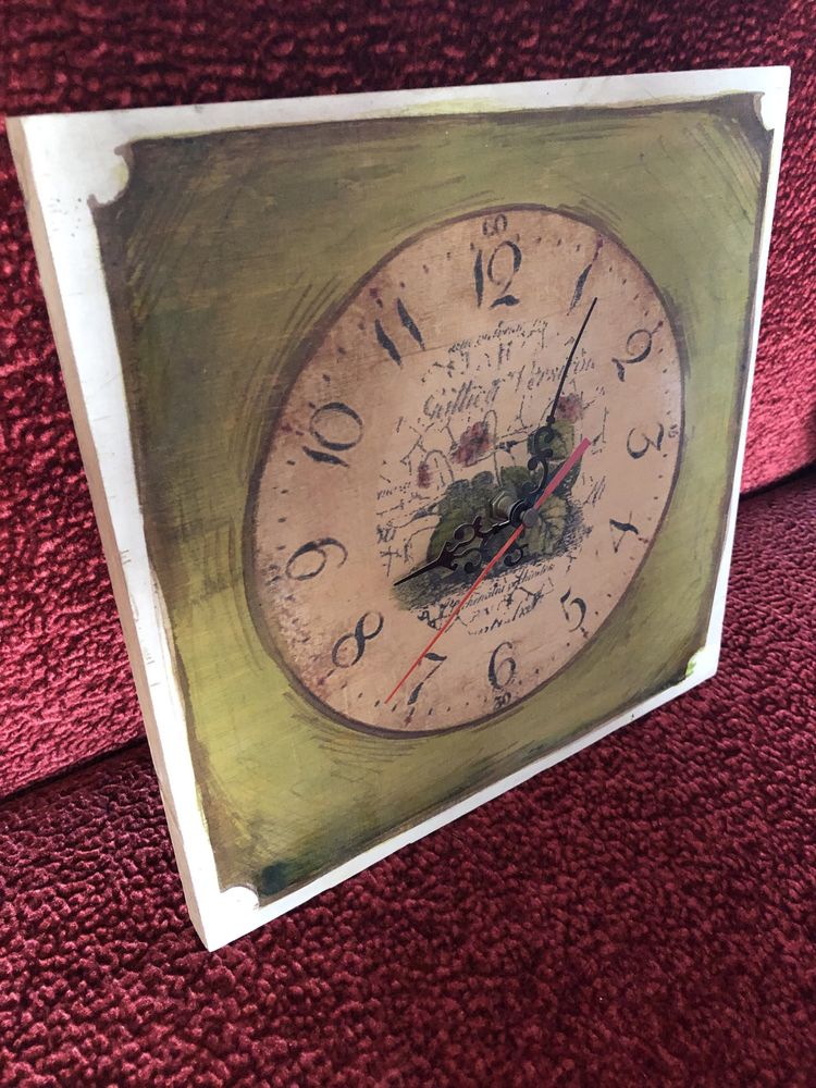 Zegar drewniany wiszący z grafiką niesprawny