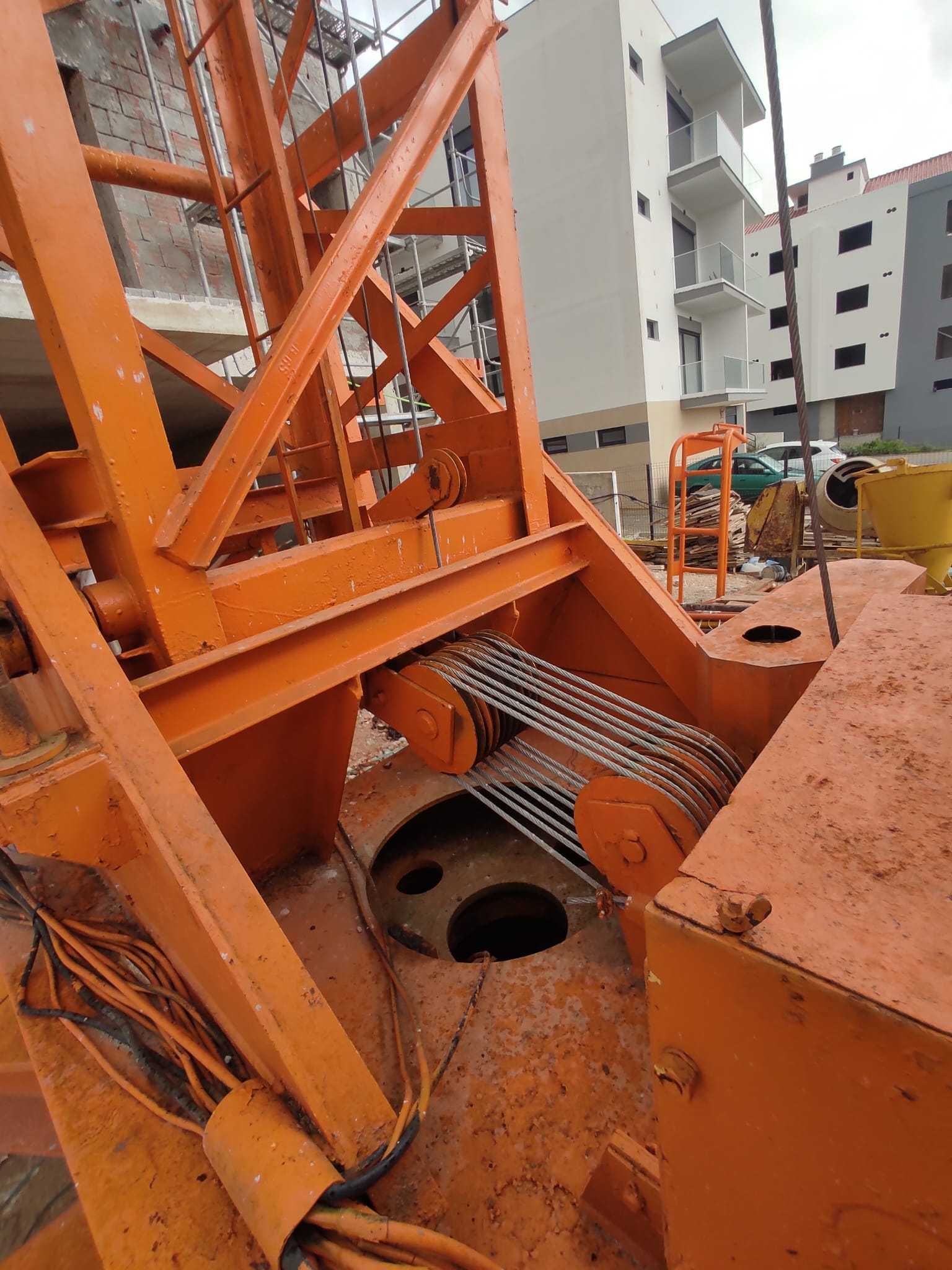 Grua Cadillon Automontante 25mts x 27mts