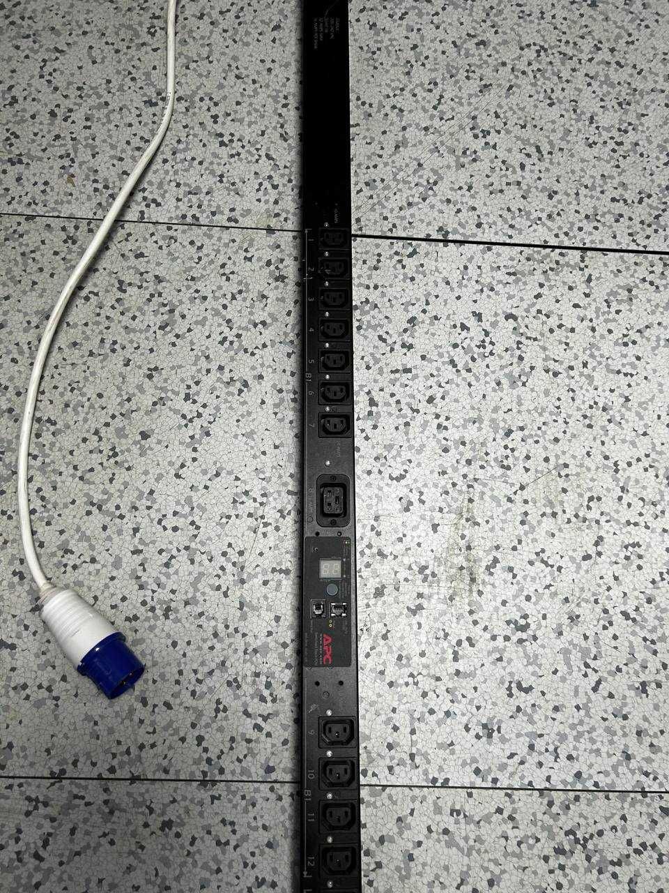 Распределитель питания APC AP7961 – управляемый PDU