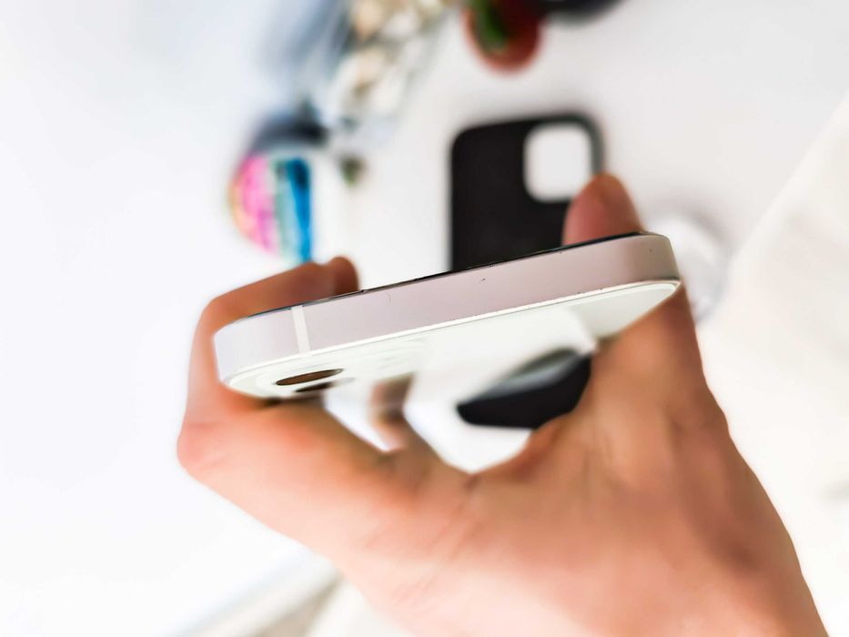 Iphone 12 w bardzo dobrym stanie, kabel i etui