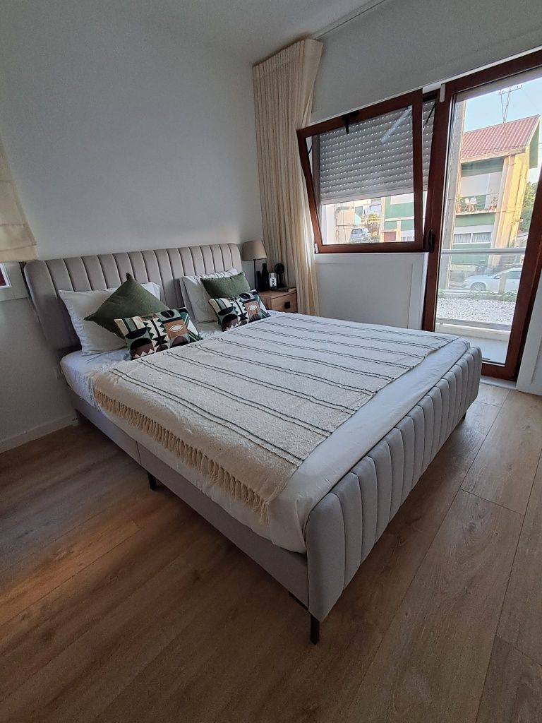 Cama com cabeceira ajustável - 160 x 200 cm - COMO NOVA