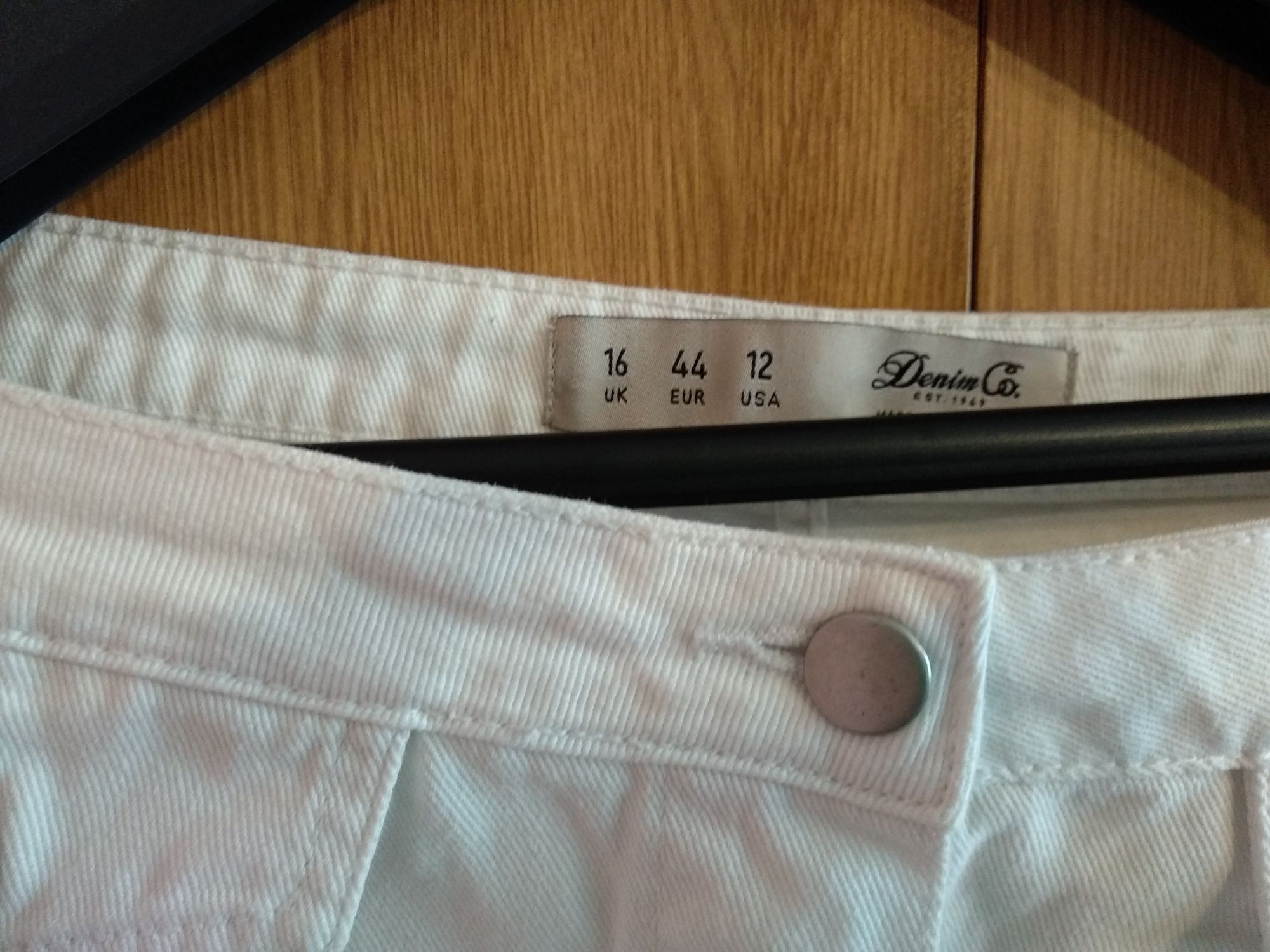 Biała dżinsowa spódnica rozmiar 16