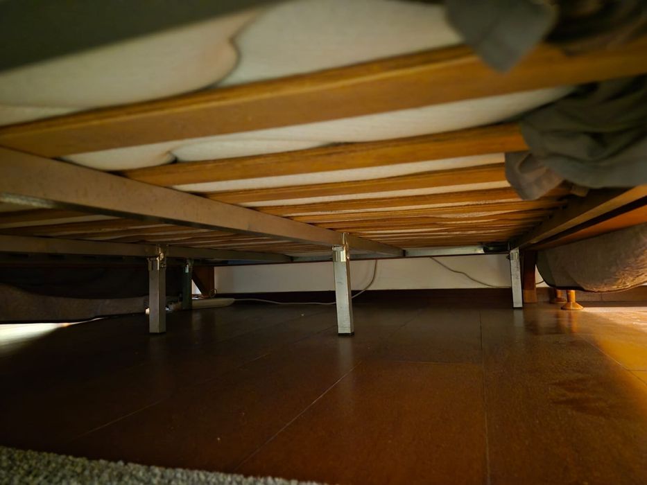 Cama de casal e mesas de cabeceira em madeira de cerejeira