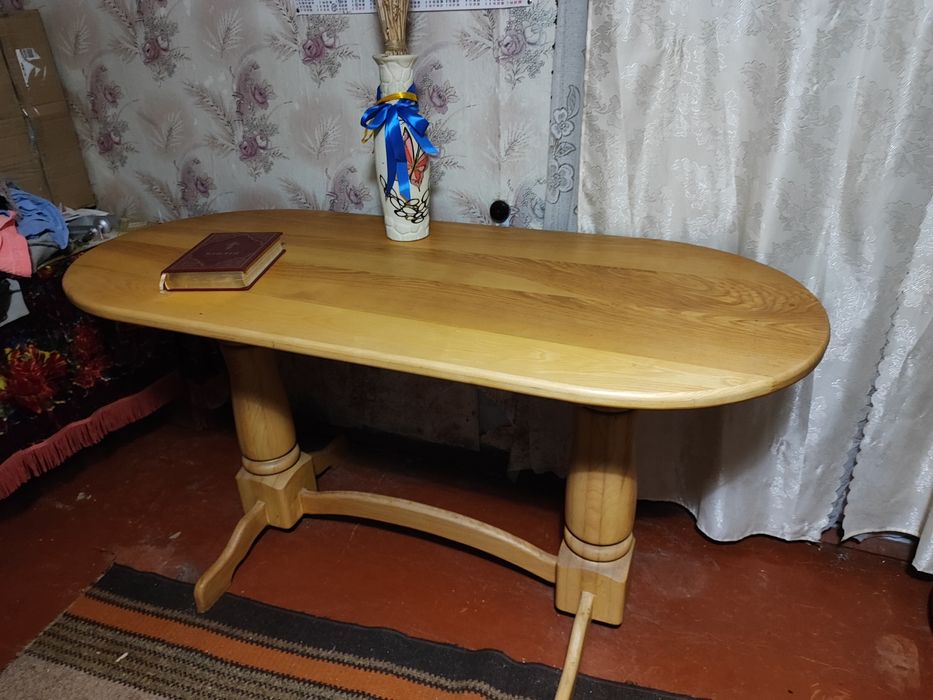Продається овальний обідінний стіл.
