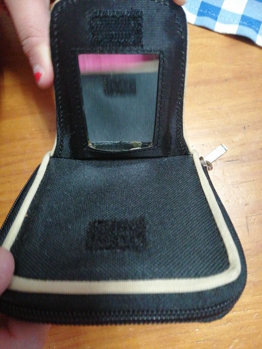 Carteira bolso preto e vermelho.