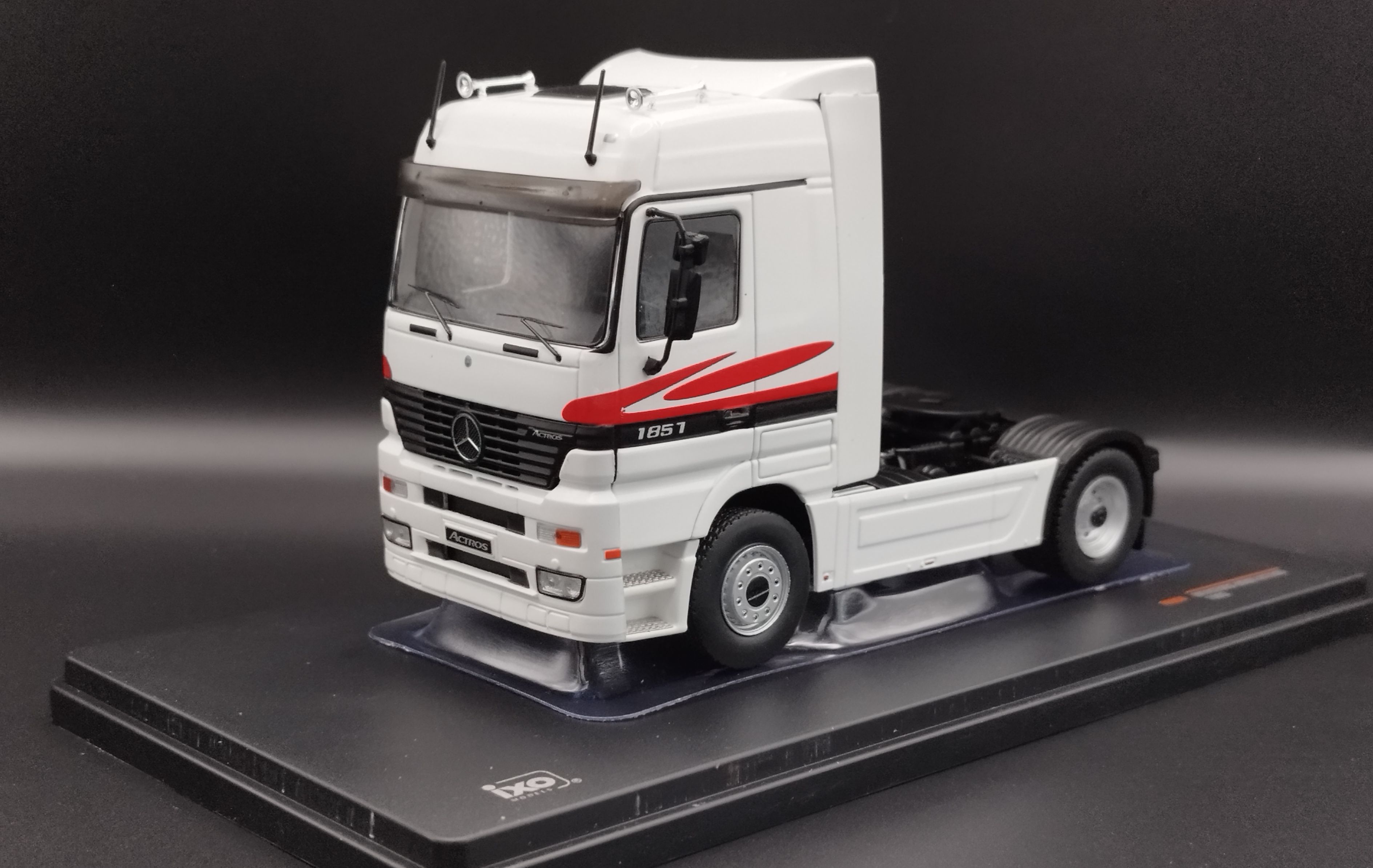 1:43 IXO 1995 Mercedes Actros MP1  model nowy