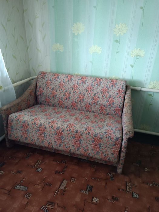 Диван малютка в гарному стіні