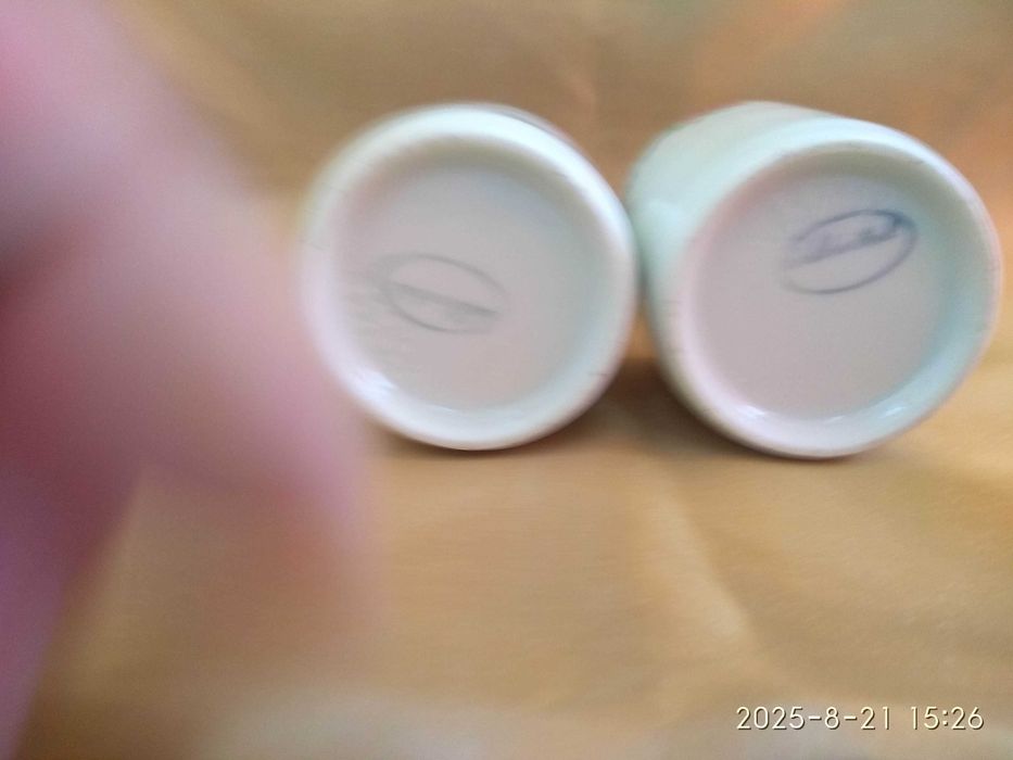 Кофейные чашки в подстаканниках с блюдцами. Италия