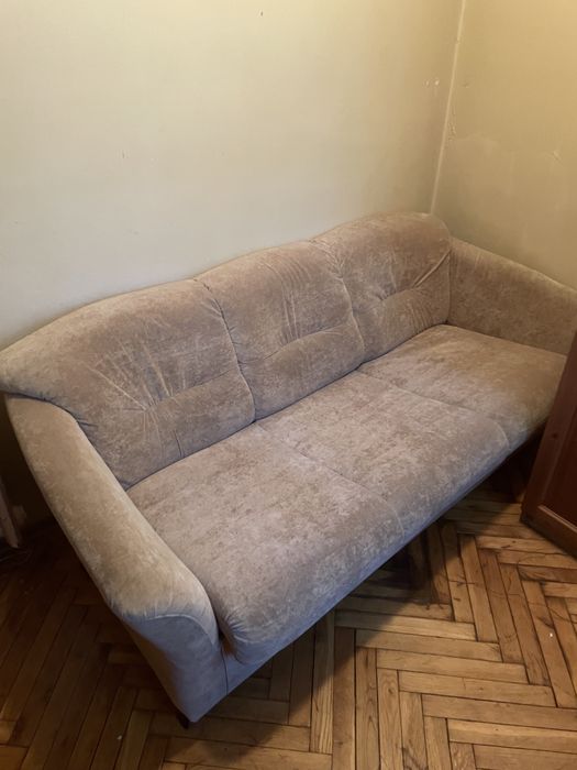 Rozkładana zamszowa sofa
