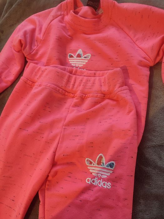 Różowy dres adidas