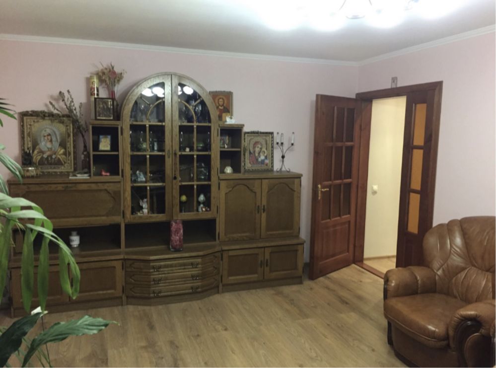Продаж 3 кімнатної квартири з ремонтом та меблями