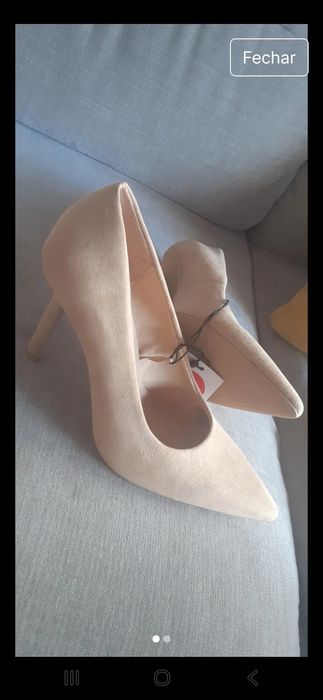 Sapatos de salto alto completamente  novos.