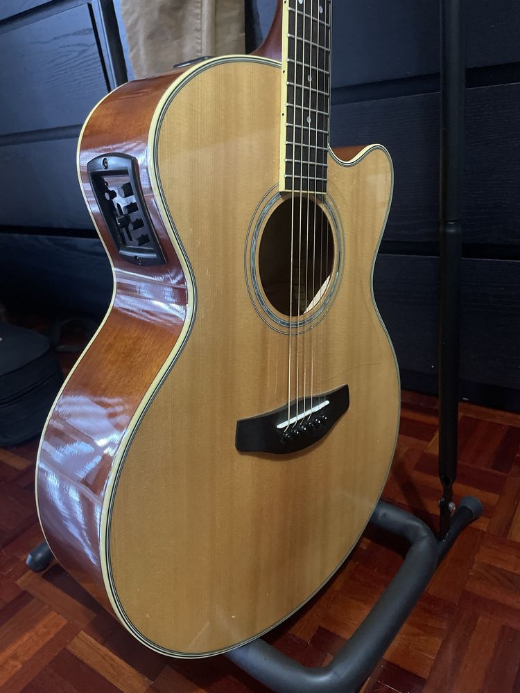 Guitarra Semi Acústica Yamaha