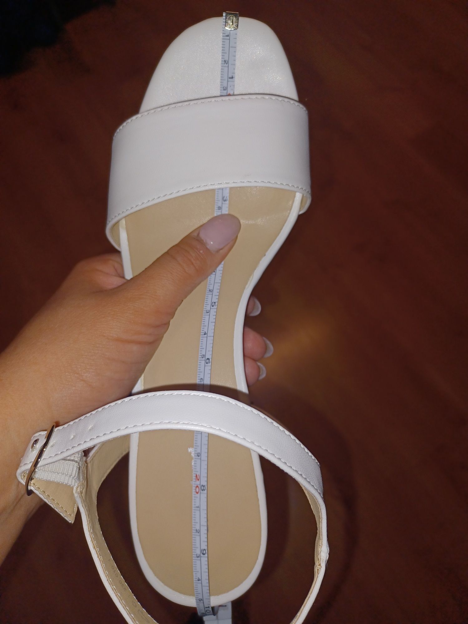 Graceland - Białe sandały na obcasie r.38
