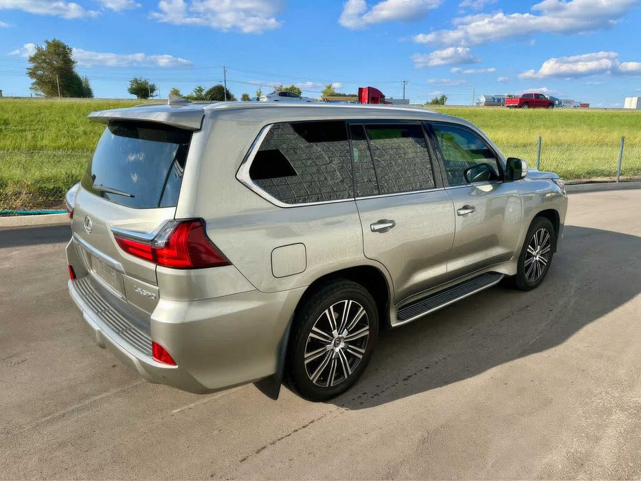 Lexus LX      2021