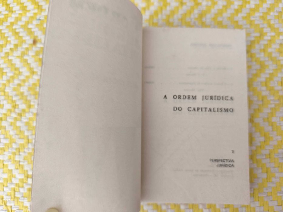 A ordem jurídica do capitalismo . 
Vital Moreira