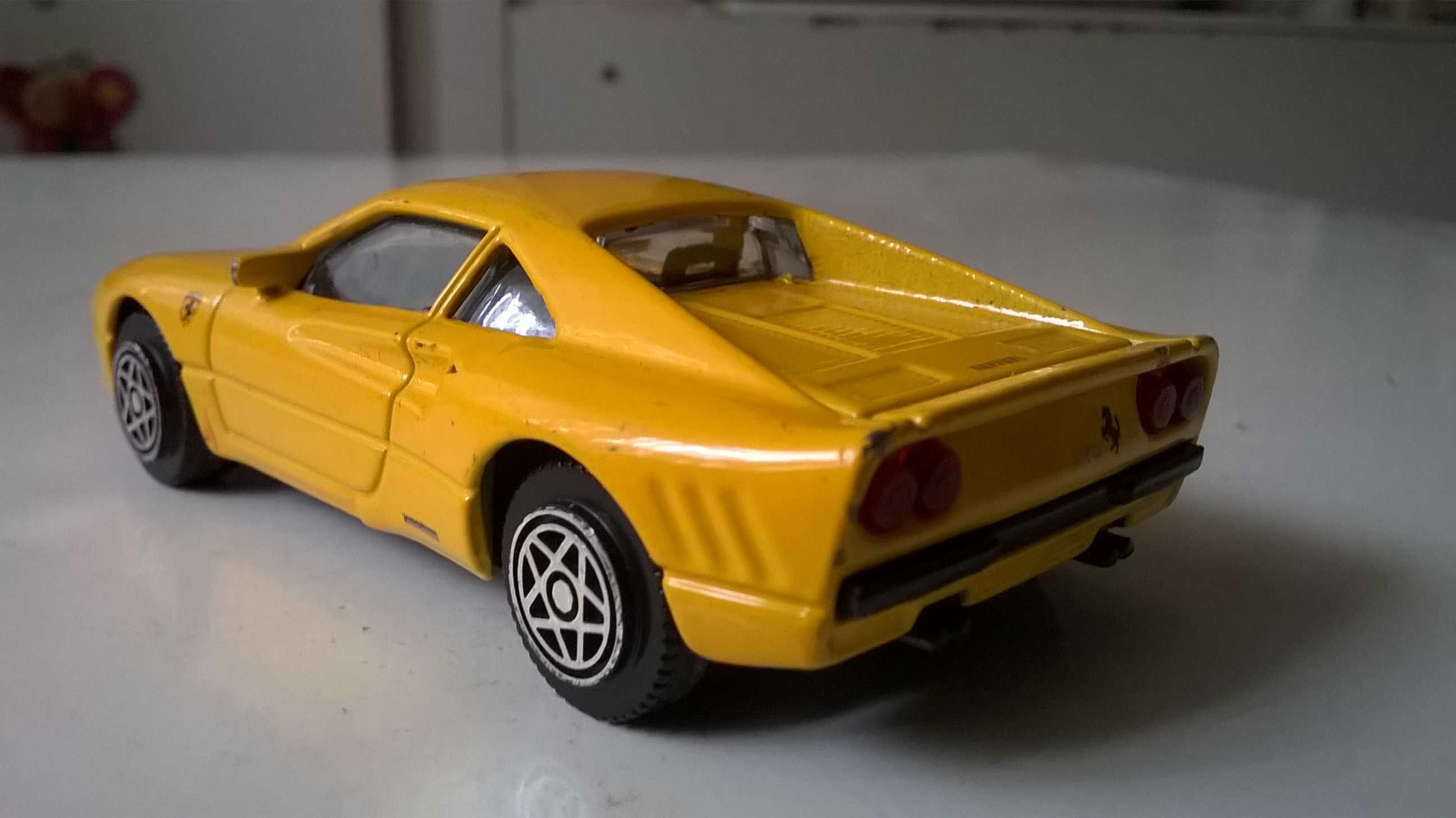 FERRARI GTO, skala 1:43, model metalowo-plastikowy, Bburago