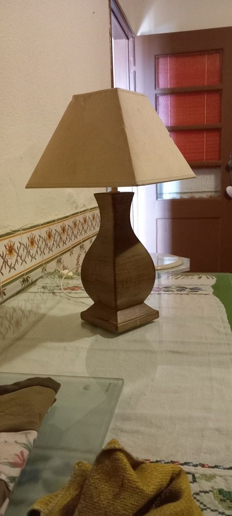 Candeeiro com base de madeira