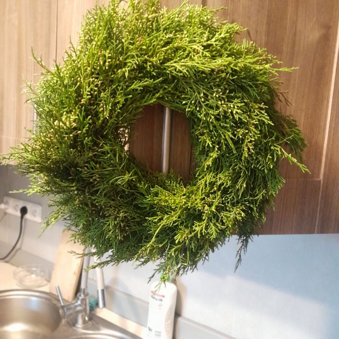 Wianki na podkładzie słomianym z żywego materiału