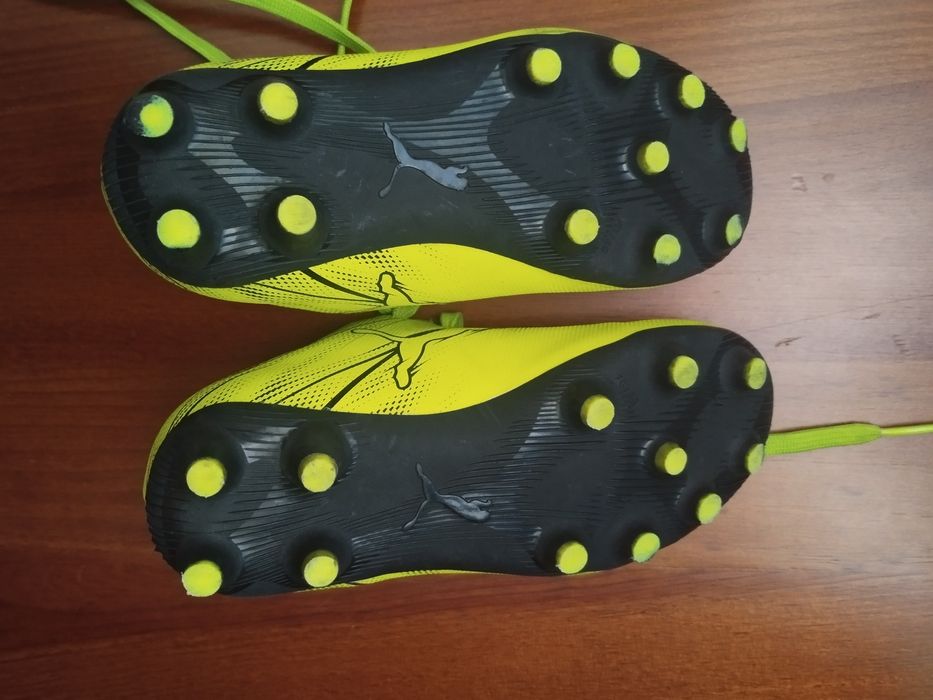 Chuteiras com pitons - marca Puma