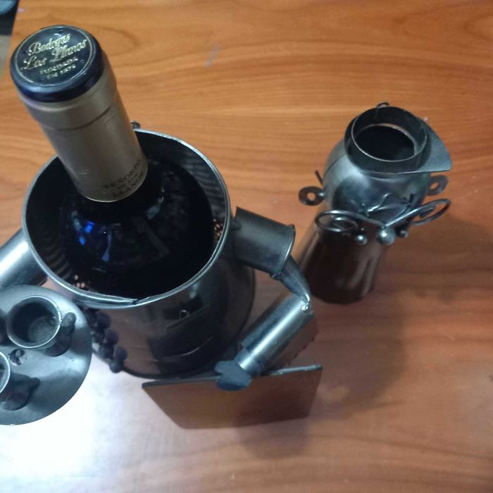 Suporte metálico para garrafa com menu