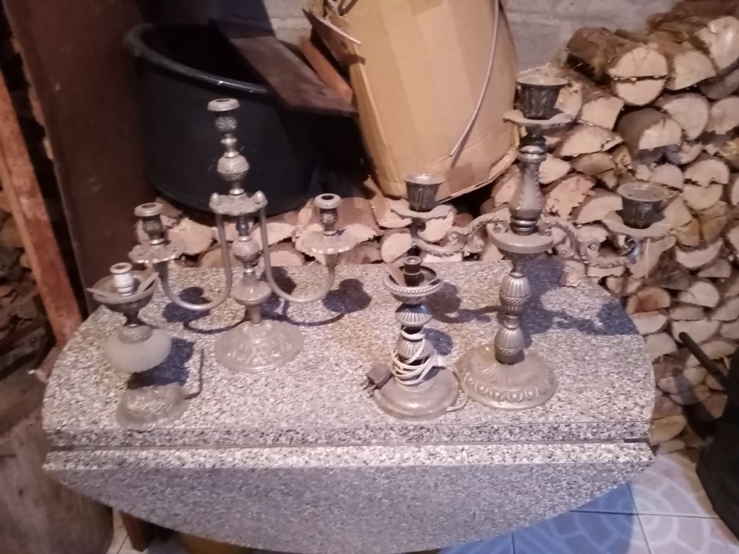 Castiçais antigos e candeeiros mesinha cabeceira