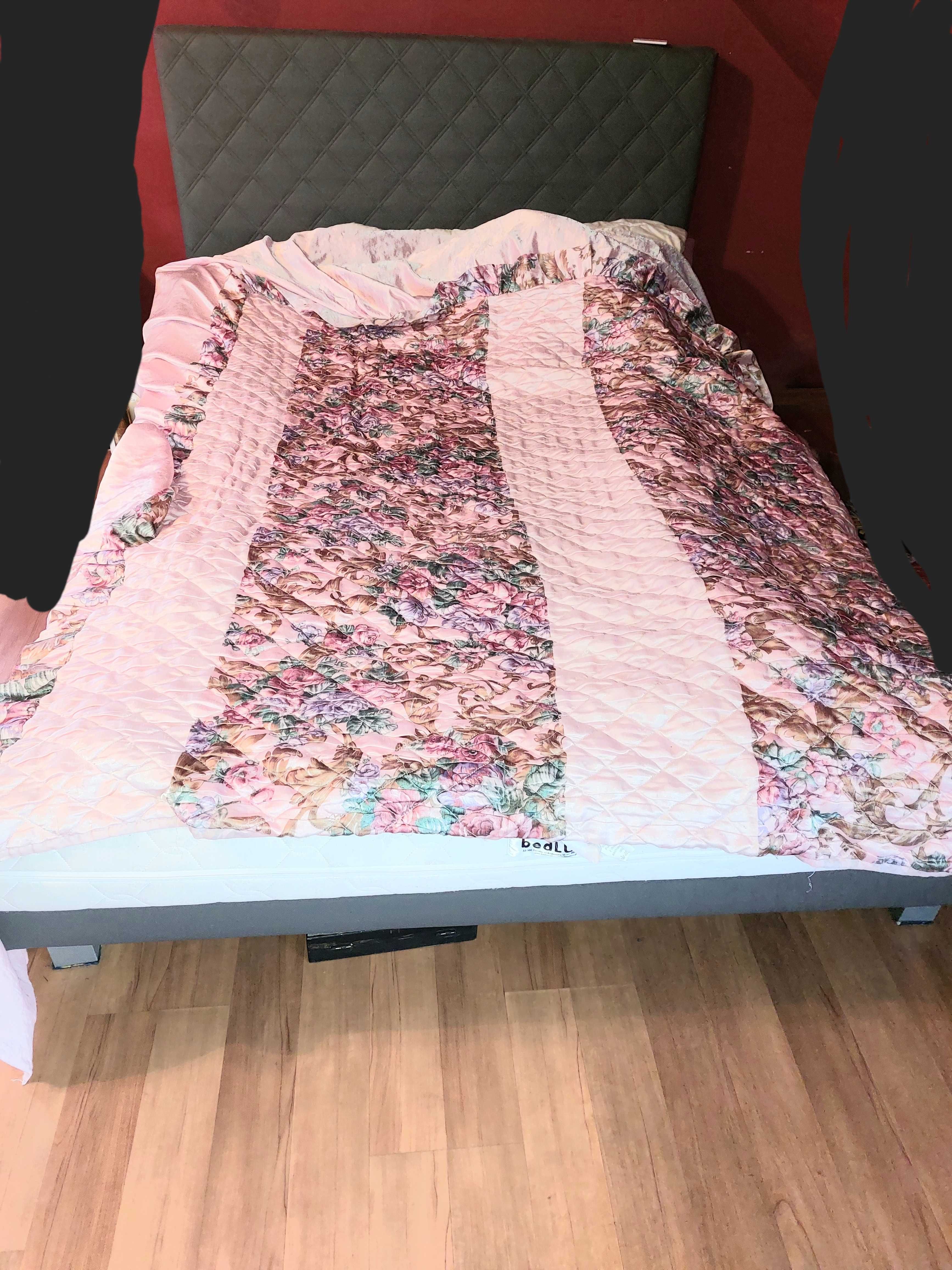 Łóżko tapicerowane.