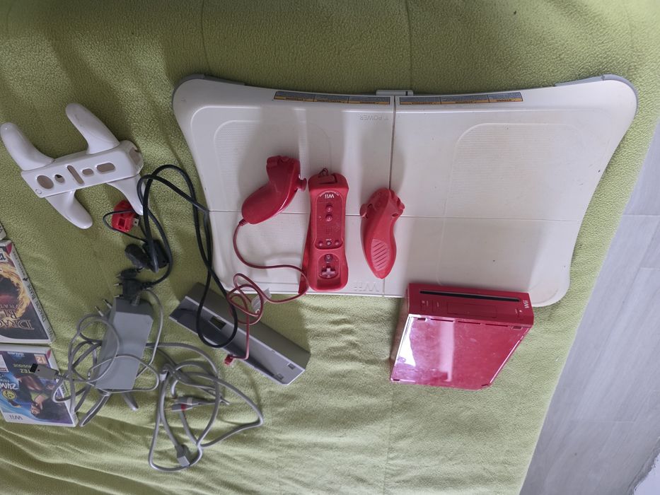 Wii com jogos e plataforma.