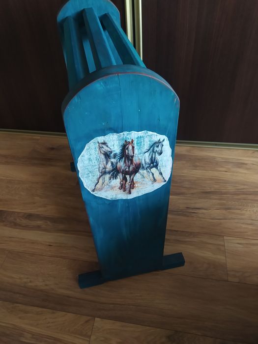 Ręcznie malowany drewniany stojak na siodło. Nowy