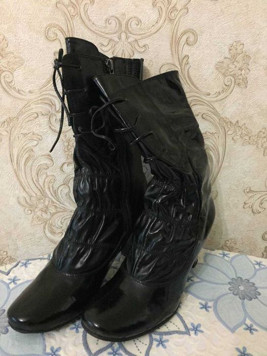 Кожаные лакированные ботильоны Conni