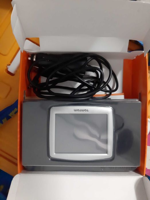 Aparelhos de som, tomtom, computador. Tudo antigo.