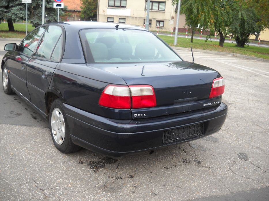 Opel Omega B po lifcie C sedan tylna klapa granatowy metalik