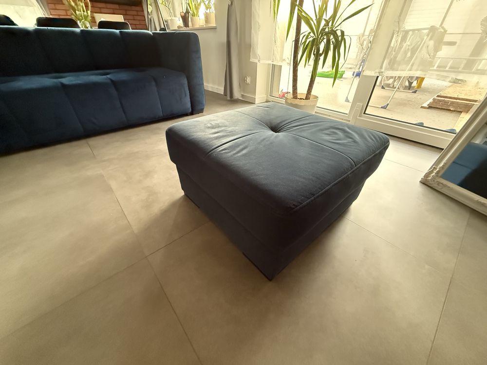 Sweet Sit Granatowa sofa welurowa z funkcją spania i pojemnikiem.
