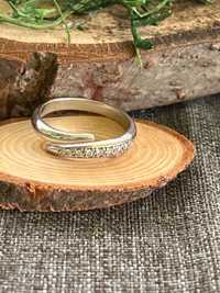 Srebrny pierścionek regulowany z cyrkoniami