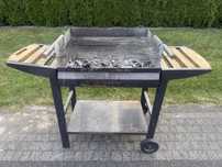 Grill węglowy na kółkach