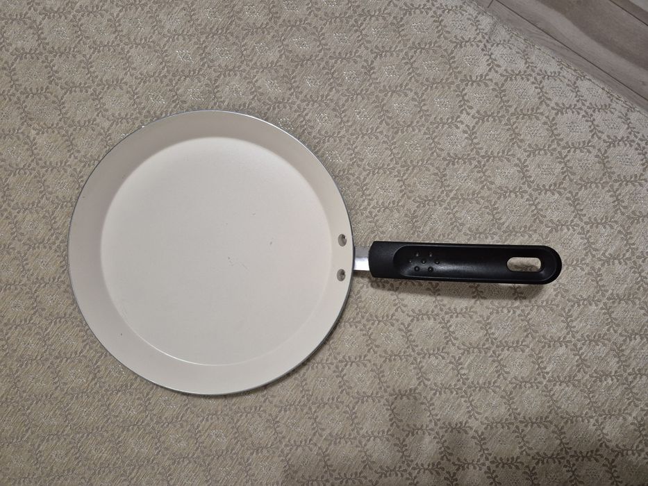 Сковородки, кастрюли